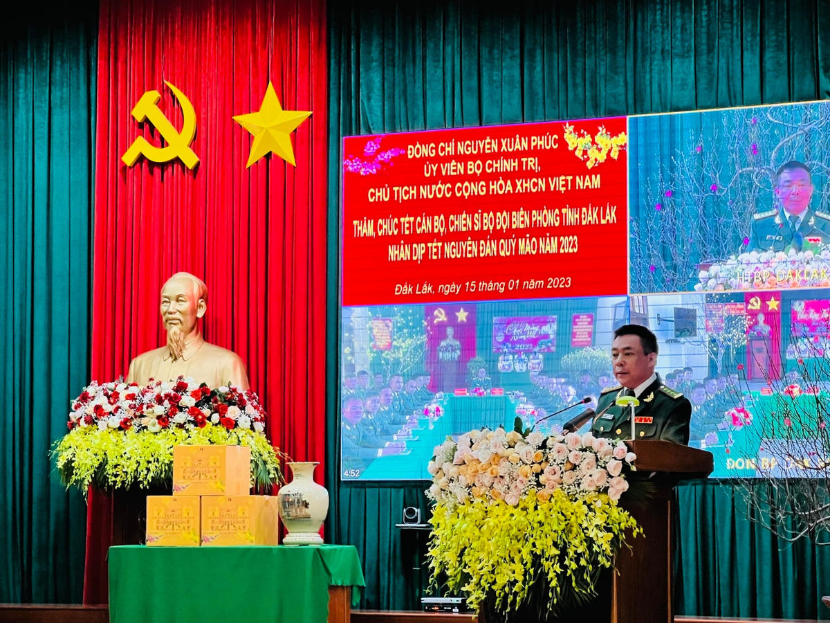 Đại tá Đào Viết Hùng, Chỉ huy trưởng Bộ đội Biên phòng tỉnh Đắk Lắk báo cáo tình hình an ninh biên giới dịp Tết Quý Mão 2023.
