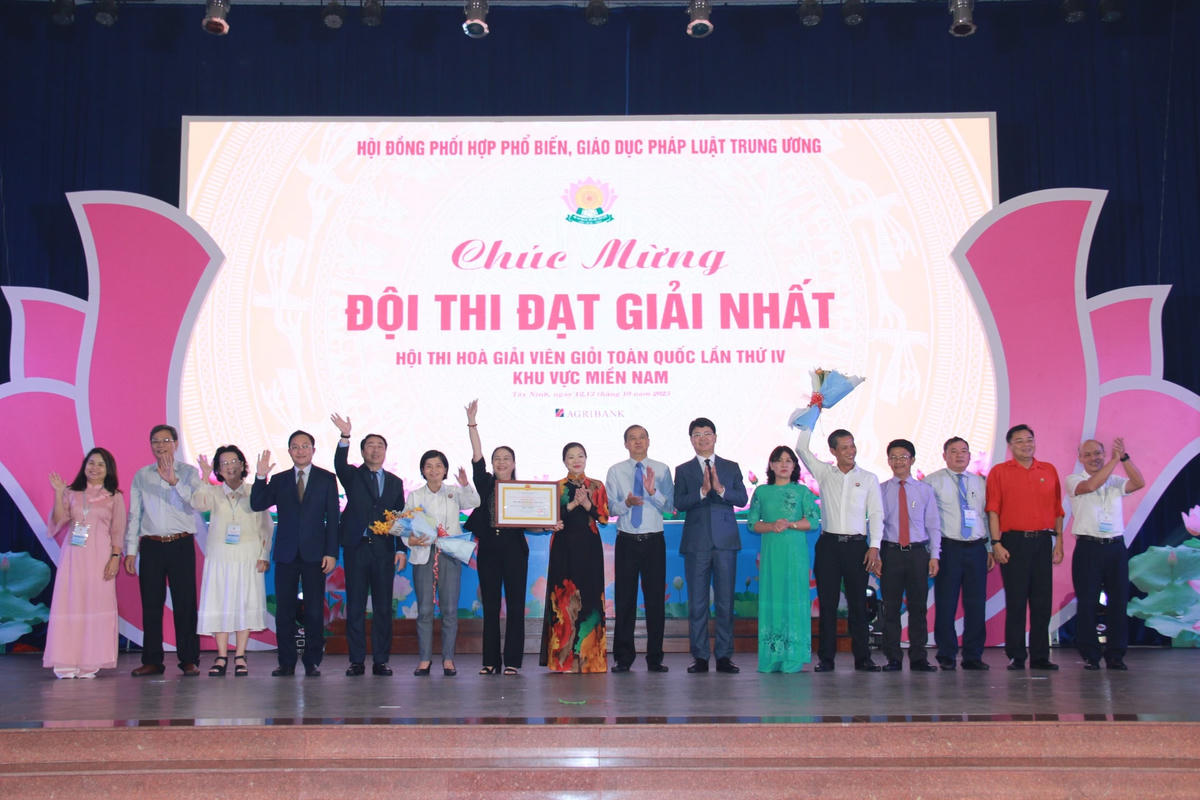 Ông Nguyễn Thanh Tịnh, bà Trương Thị Ngọc Ánh và các thành viên ban tổ chức chia sẻ niềm vui đối với đội giành giải Nhất.