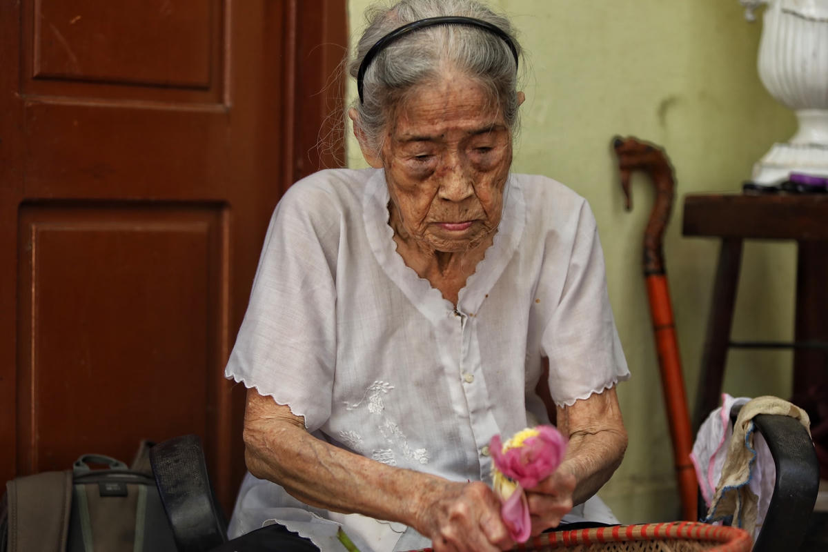 Rời hồ sen, PV đã có mặt tại số 33 Tô Ngọc Vân của bà Nguyễn Thị Dần mới bước sang tuổi 100 và còn khoẻ mạnh, minh mẫn. Được biết, cụ Nguyễn Thị Dần là người lớn tuổi nhất làm và am hiểu về trà sen tại Quảng An.