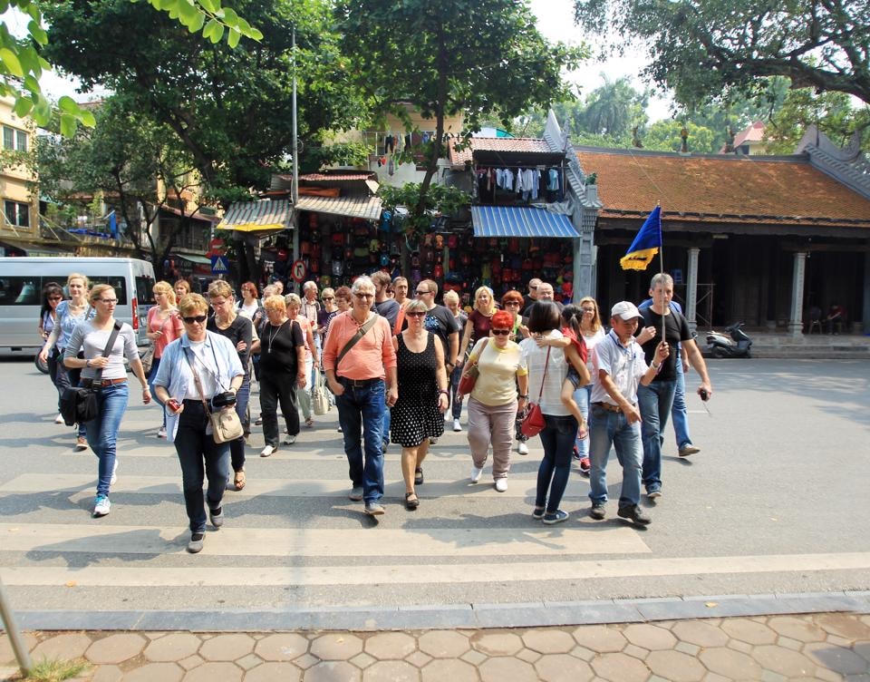 Du khách tham quan khu vực hồ Hoàn Kiếm, Hà Nội.  
