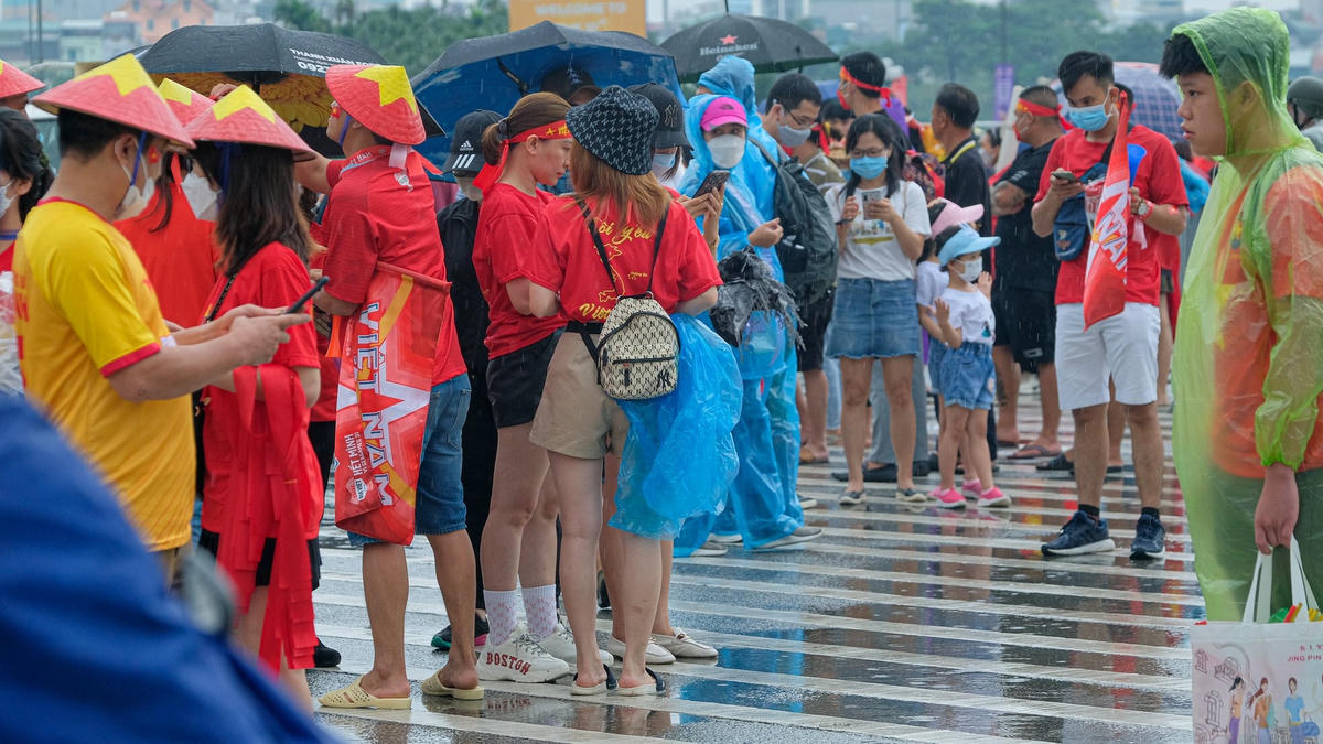 Biển người đội mưa đổ về sân Mỹ Đình xem 'đại chiến' U23 Việt Nam - U23 Thái Lan
