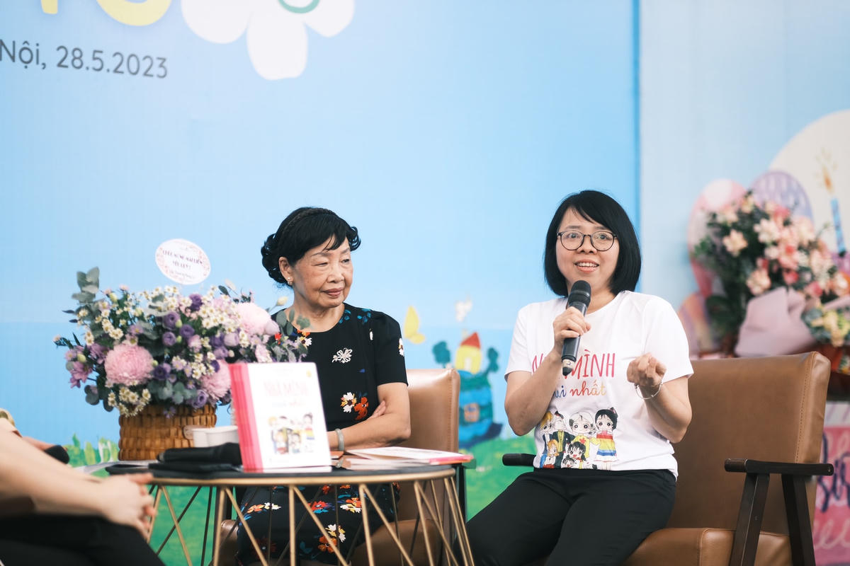 Nhà thơ Huỳnh Mai Liên và nhà thơ Phan Thị Thanh Nhàn nhân dịp ra mắt tập thơ “Nhà mình vui nhất” tại Phố sách Hà Nội.