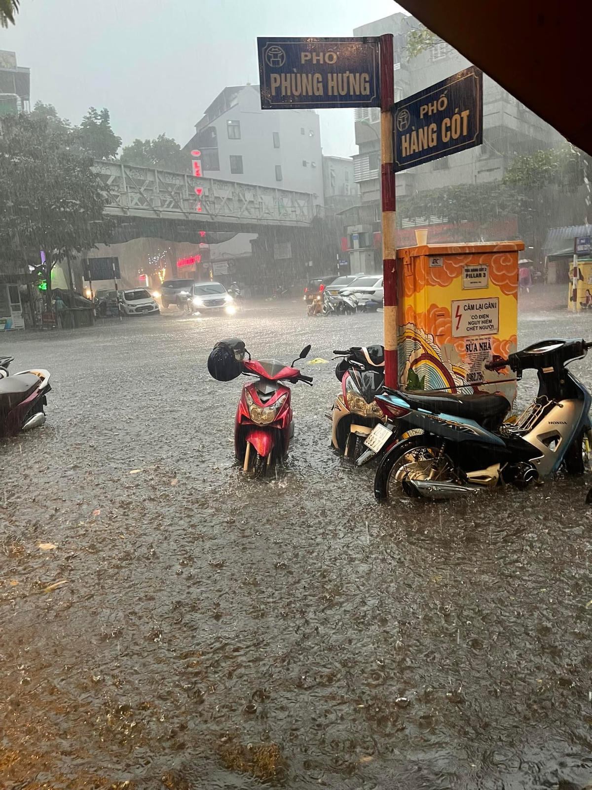Tình trạng phố biến thành sông cũng xảy ra tương tự với nhiều tuyến phố cổ như Phùng Hưng, Hàng Cót,...