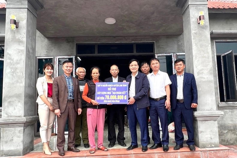 Đại diện lãnh đạo Ủy ban MTTQ huyện Lâm Thao bàn giao hỗ trợ xây nhà Đại đoàn kết cho hộ nghèo.