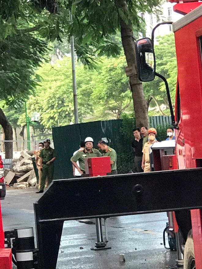 Lãnh đạo Công an TP Hà Nội trực tiếp đến hiện trường chỉ đạo công tác tìm kiếm, cứu nạn.