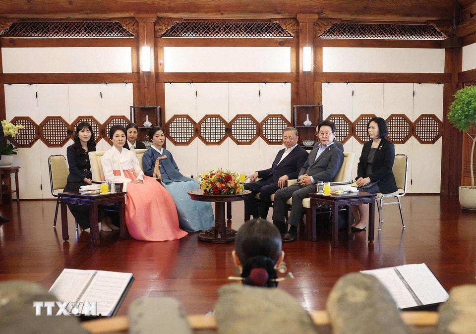 Tổng Bí thư Tô Lâm và Phu nhân cùng Tổng thống Hàn Quốc Lee Jae Myung và Phu nhân dự tiệc trà và xem biểu diễn nghệ thuật truyền thống của Hàn Quốc. (Ảnh: Thống Nhất/TTXVN)