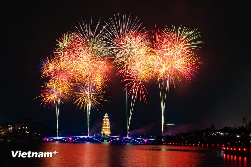 Tối 6/4/2025 (tức mùng 9/3 Âm lịch), tại hồ Công viên Văn Lang (Việt Trì, Phú Thọ), hàng nghìn du khách chứng kiến màn bắn pháo mãn nhãn trên bầu trời Phú Thọ dịp Lễ hội đền Hùng 2025. (Ảnh: Hoài Nam/Vietnam+)