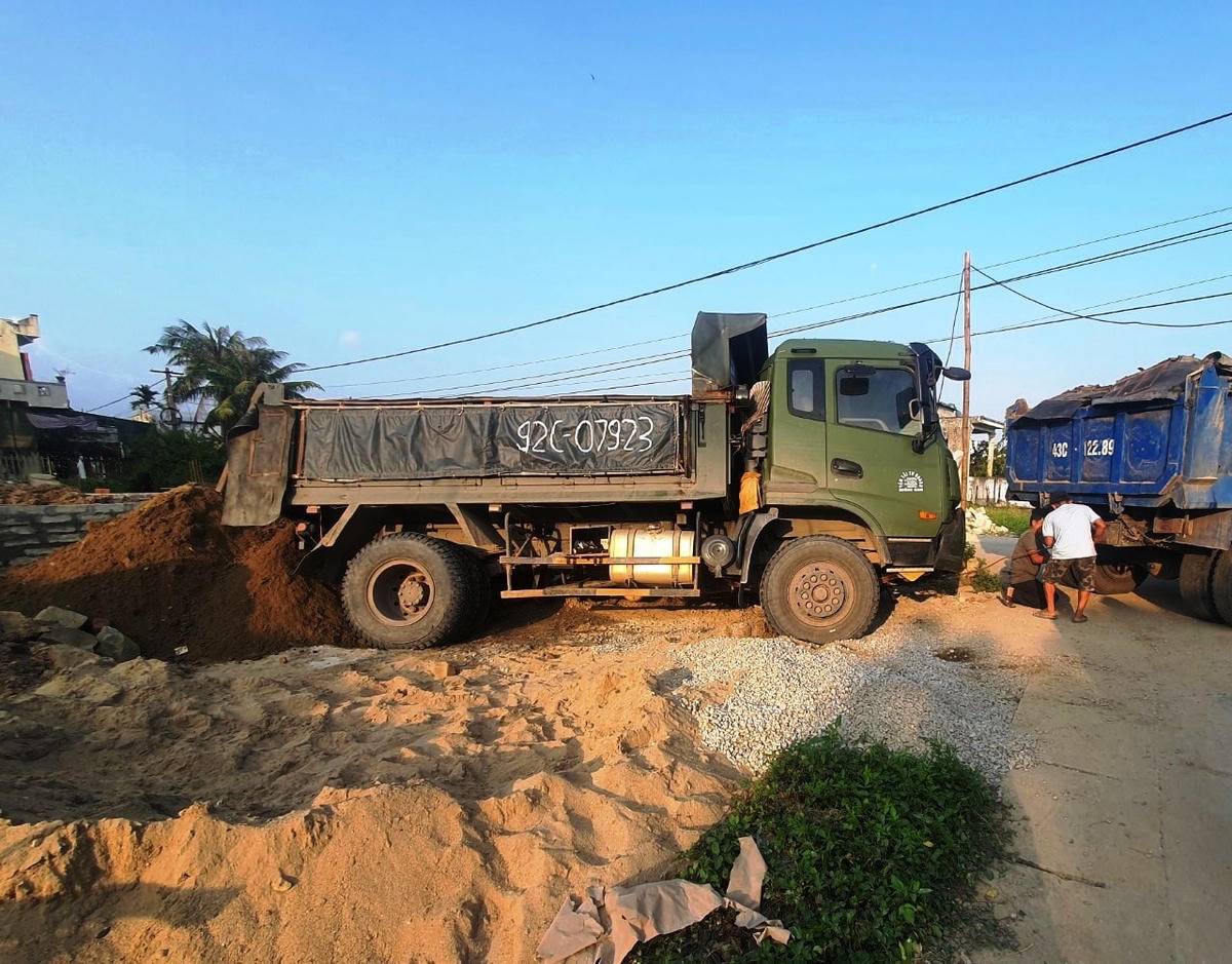 Một xe đang đổ cát phục vụ công trình ở huyện Đại Lộc.
