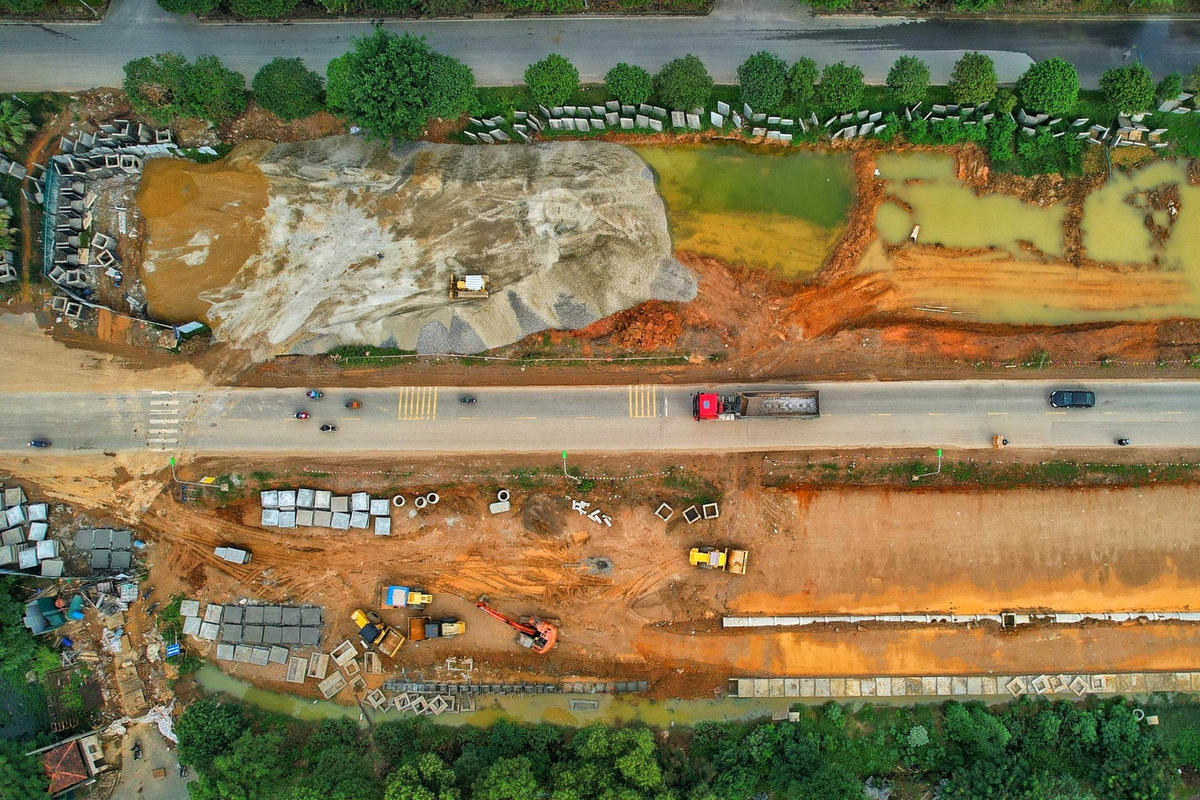 "Sau khi có Nghị quyết 28 của Hội đồng nhân dân thành phố, Ban Quản lý dự án công trình giao thông cùng với UBND huyện Chương Mỹ và UBND quận Hà Đông tích cực triển khai các thủ tục tiếp theo về việc trình phê duyệt các dự án thành phần và giải phóng mặt bằng cũng như là rà soát khối lượng. Đối với diện tích đất công do UBND xã quản lý sẽ bàn giao trước để cho Ban quản lý dự án công trình giao thông tổ chức thi công. Theo kế hoạch, tiến độ thì công tác giải phóng mặt bằng, thực hiện khoảng 2 năm nữa sẽ hoàn thành", ông Đức nhấn mạnh.