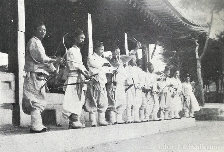 Cung thủ Hàn Quốc tại trường bắn cung mới năm 1899-1900. Ảnh: KT.