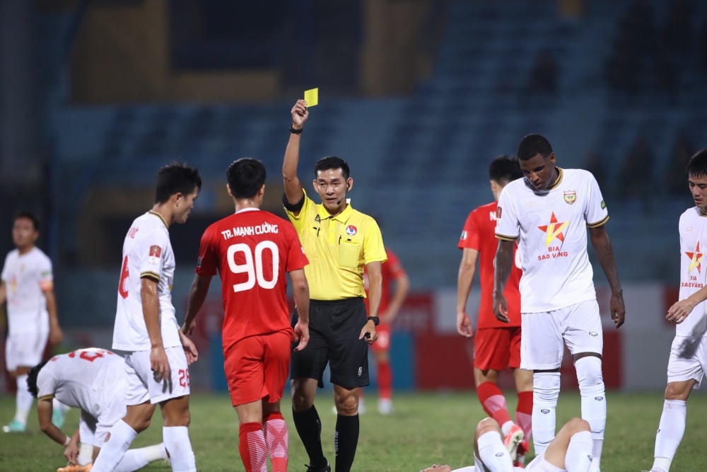 Trọng tài Trần Ngọc Nhớ điều khiển trận đấu giữa Viettel FC - CLB Hồng Lĩnh Hà Tĩnh. Nguồn: VPF.