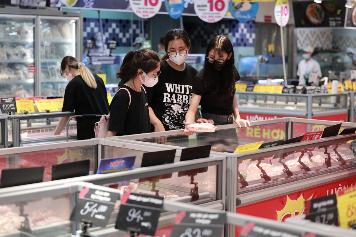 Cần kiểm soát chặt về giá, xử lý nghiêm các trường hợp vi phạm để ổn định giá cả thị trường trong những tháng cuối năm. Ảnh: Quang Vinh.