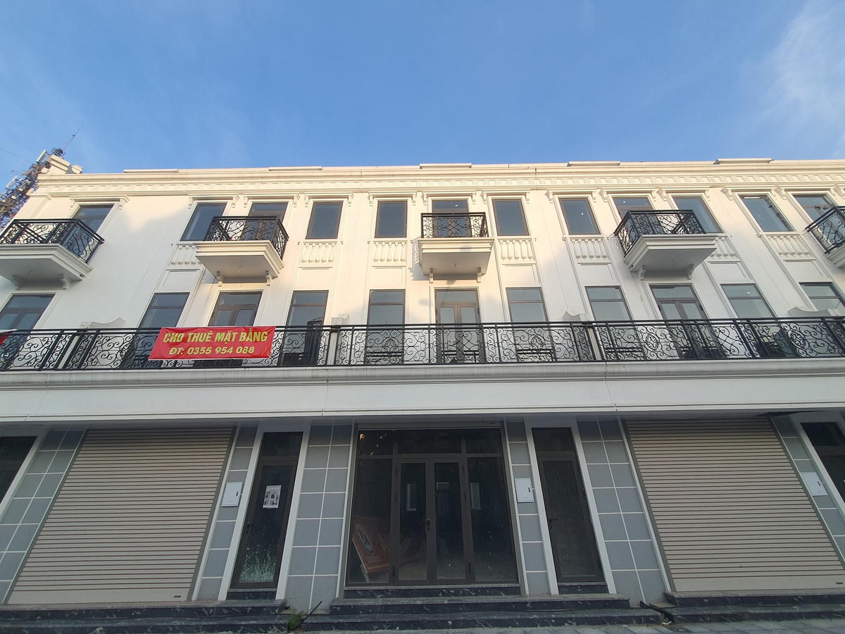 Anh Phương, chủ một căn shophouse tại đây cho biết, mỗi căn shophouse đều có 3 tầng, 1 tum, diện tích mỗi sàn là 166m2, giá cho thuê trung bình là 25 triệu đồng/tháng. Người có nhu cầu thuê sẽ phải tự xây dựng, hoàn thiện nội thất, chủ nhà chỉ cho thuê phần thô. 