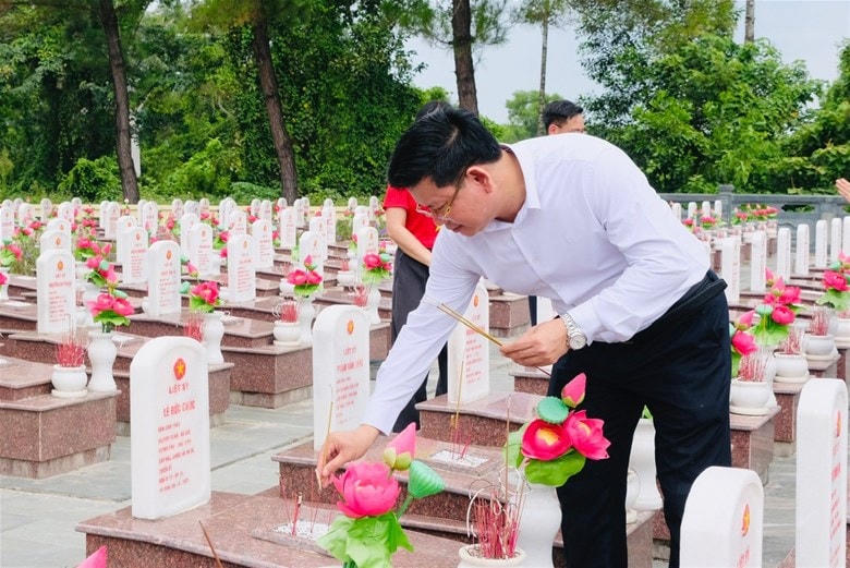 PGS.TS Đinh Văn Châu - Hiệu trưởng Trường Đại học Điện Lực dẫn đầu đoàn công tác cán bộ, giảng viên và sinh viên tình nguyện thắp hương tại Nghĩa trang Liệt sĩ Trường Sơn.