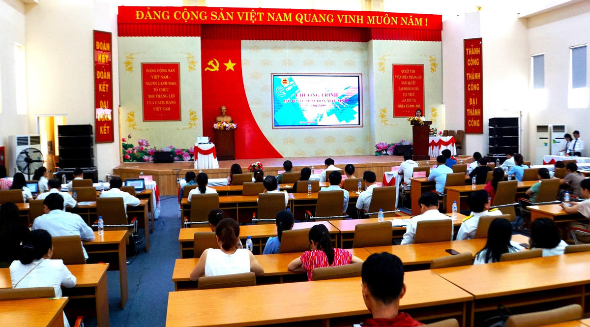 Quang cảnh buổi trao thưởng Chương trình “Hóa đơn may mắn”.