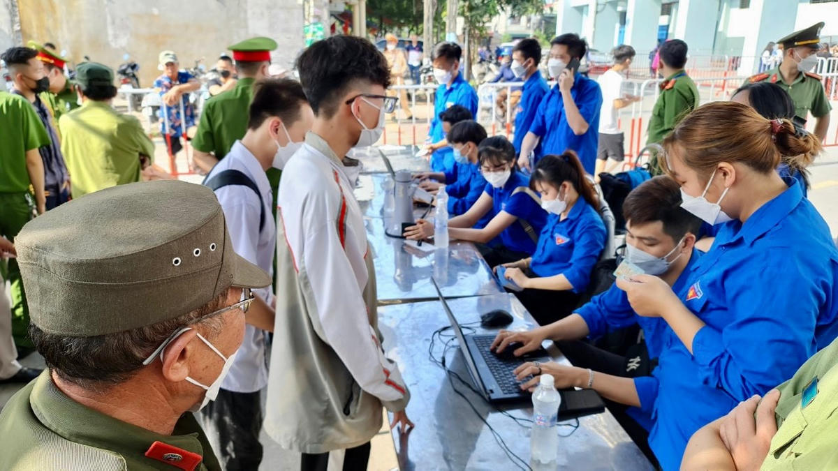 Mỗi CMND/CCCD chỉ được nhận 1 giấy mời để tránh tình trạng đầu cơ tích trữ và mua bán giấy mời.Dòng người tập trung về khu vực phát giấy mời trước cổng SVĐ Cẩm Phả ngày càng đông.