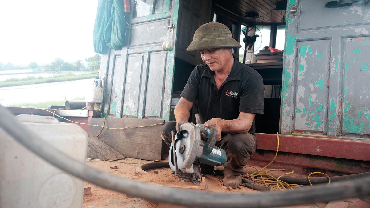 Miếng gỗ lớn được cắt nhỏ để chèn vào bánh lái.  