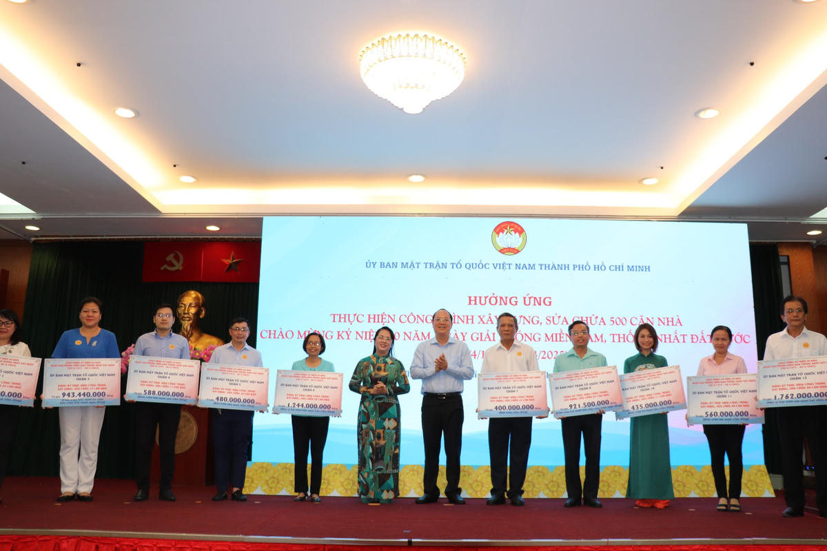 Lãnh đạo Thành uỷ, Ủy ban MTTQ Việt Nam Thành phố tiếp nhận bảng tài trợ của các đơn vị ủng hộ.