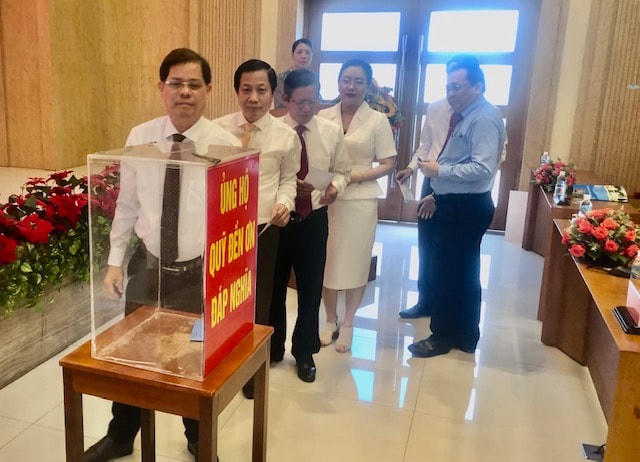 Các đại biểu tham gia ủng hộ "Quỹ đền ơn đáp nghĩa tại buổi lễ.