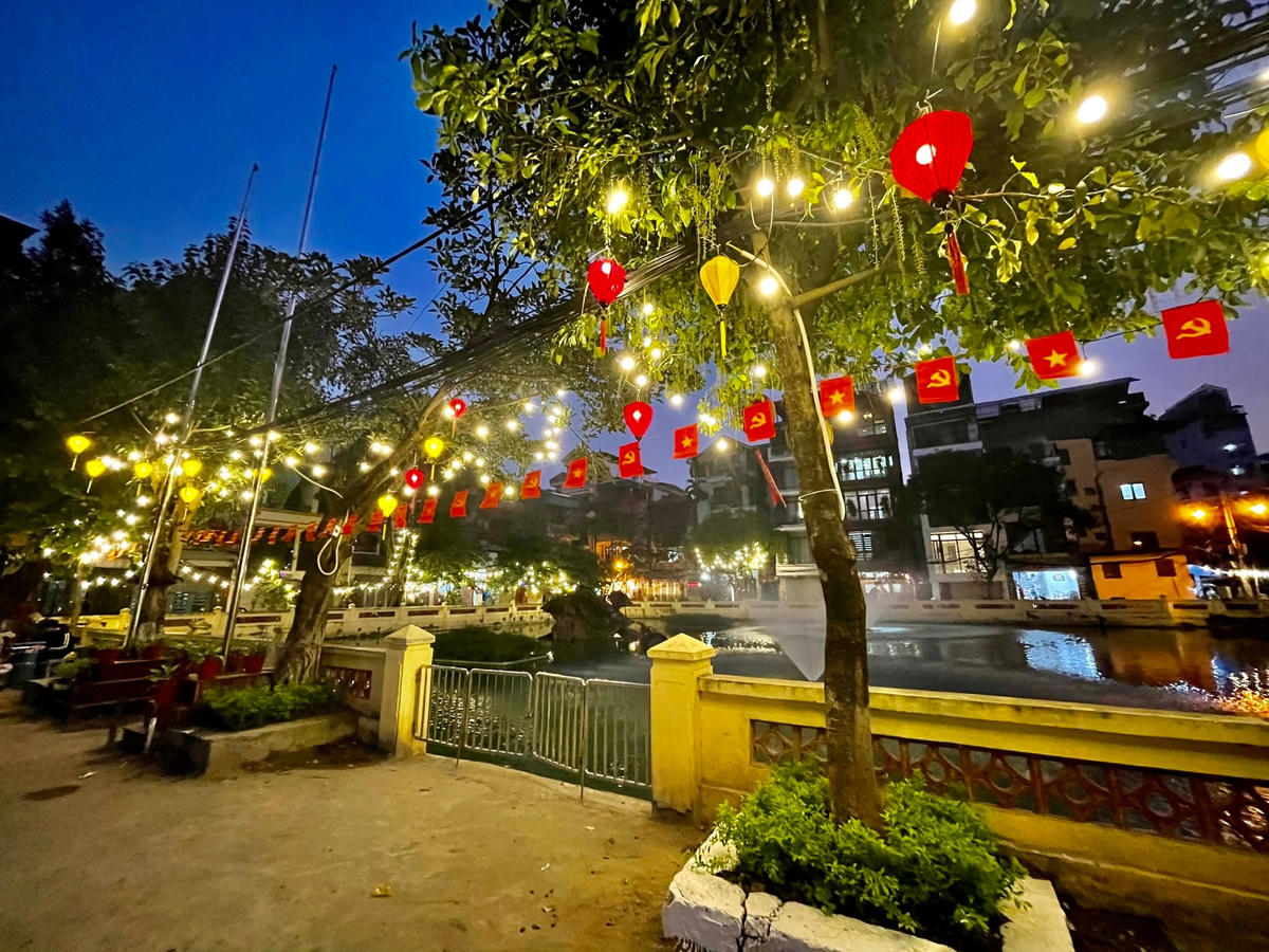 Hồ Hữu Tiệp lung linh về đêm.