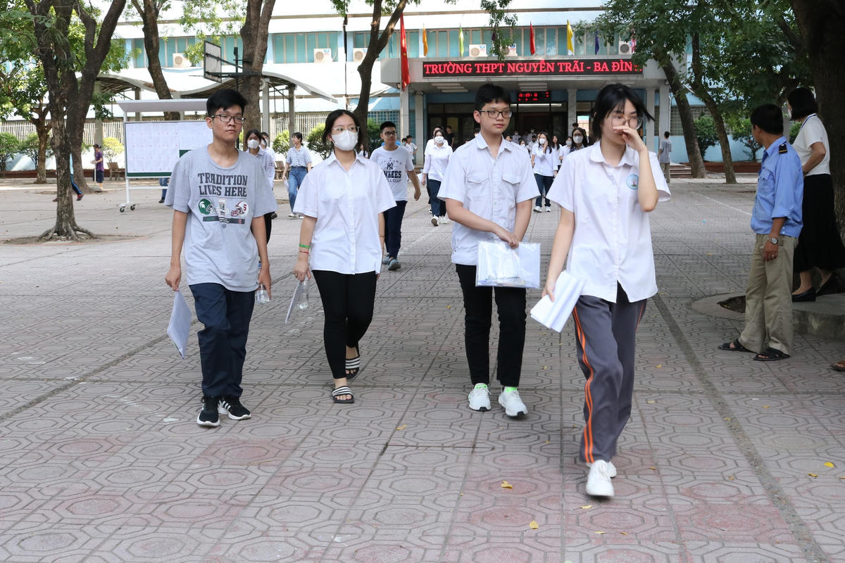 Thí sinh làm bài thi môn Tiếng Anh trong 60 phút, bắt đầu từ 14h. Đề thi môn Ngoại ngữ gồm 40 câu trắc nghiệm.