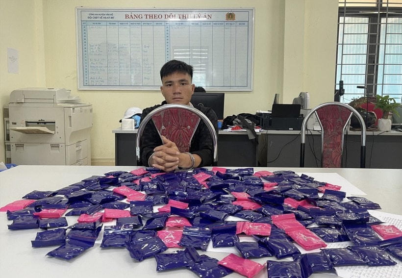 Đối tượng Quàng Văn Quyết cùng tang vật tại cơ quan Công an.