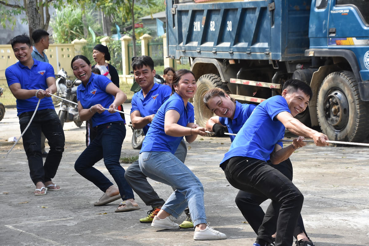 Cũng tại đây, Chi đoàn Thanh niên Báo Đại Đoàn Kết, đại diện các cơ quan, ban ngành của tỉnh Lào Cai đã có cơ hội được giao lưu cùng bà con thôn Tân Lập, xã Tân Thượng. 