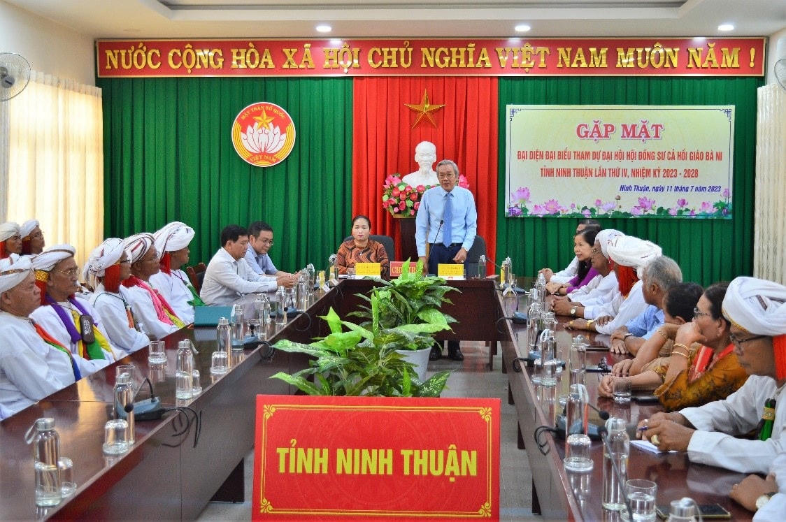 Ông Lê Văn Bình, Chủ tịch Ủy ban MTTQ Việt Nam tỉnh Ninh Thuận, phát biểu tại đại hội.