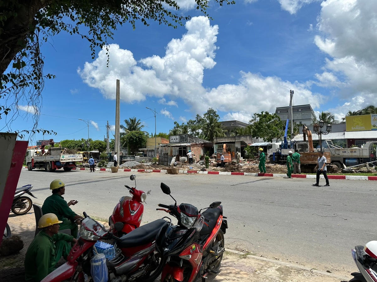 Hộ dân tự nguyện tháo dỡ công trình lấn chiếm hành lang an toàn giao thông án ngữ giữa đường gần 20 năm.