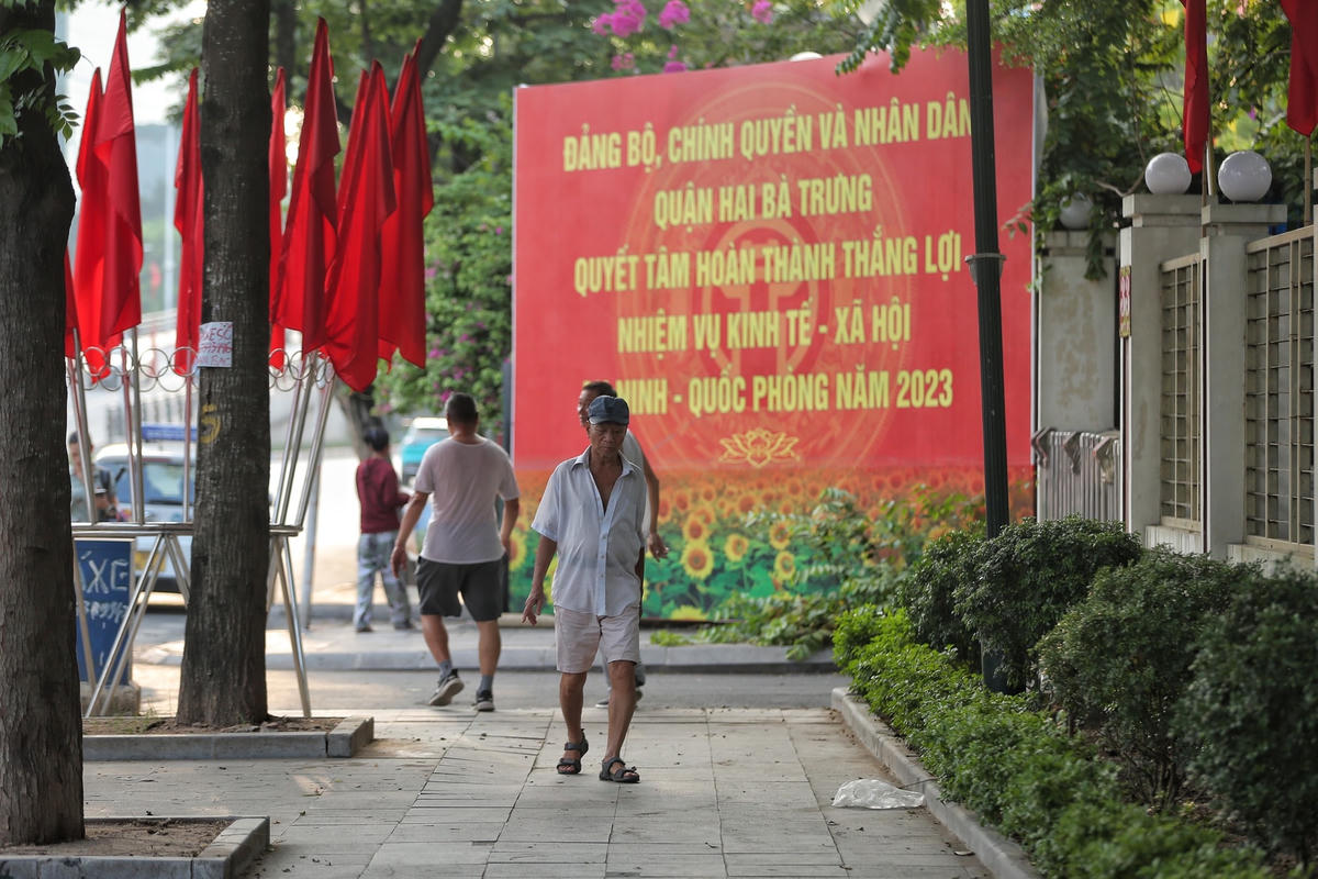 Theo ghi nhận của PV Báo Đại Đoàn Kết Online, các tuyến phố thuộc quận Hai Bà Trưng được đề xuất sử dụng vỉa hè để kinh doanh, có vỉa hè rộng khoảng 4 m, người đi bộ dễ dàng di chuyển.