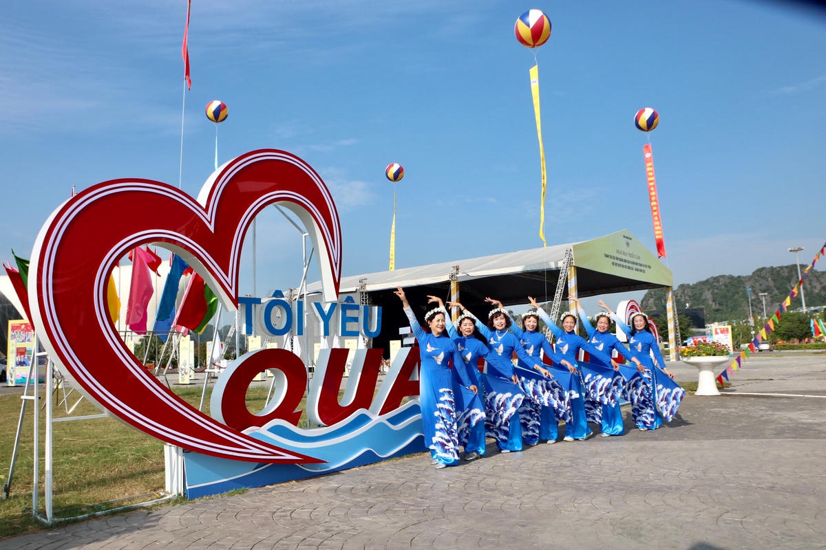 Các thành viên trong CLB dân vũ Mây Trắng duyên dáng cùng tà áo dài.