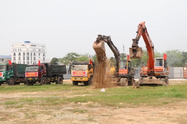 Ngay sau nghi thức khởi công, đơn vị thi công triển khai dự án.