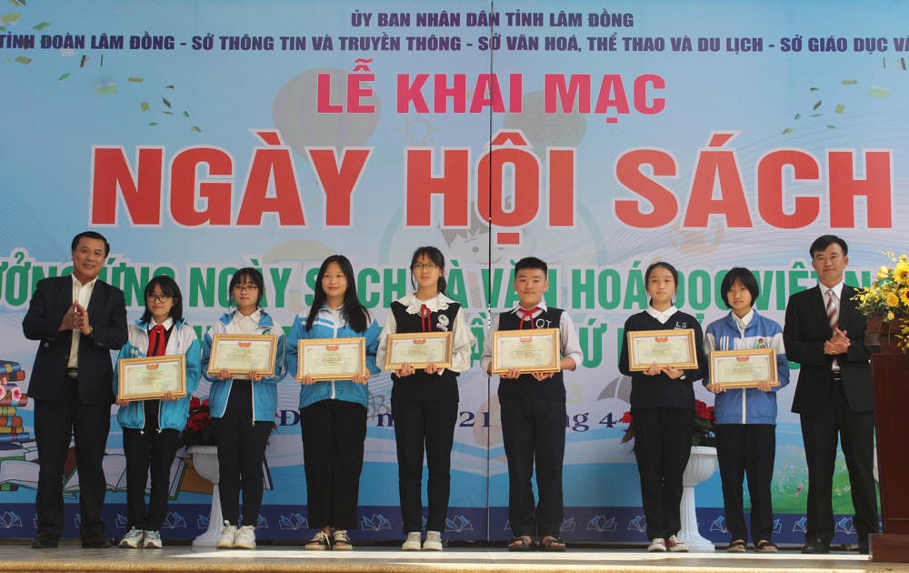 Các học sinh đoạt giải cuộc thi vẽ tranh “Sắc màu những trang sách và Đà Lạt thành phố của em”