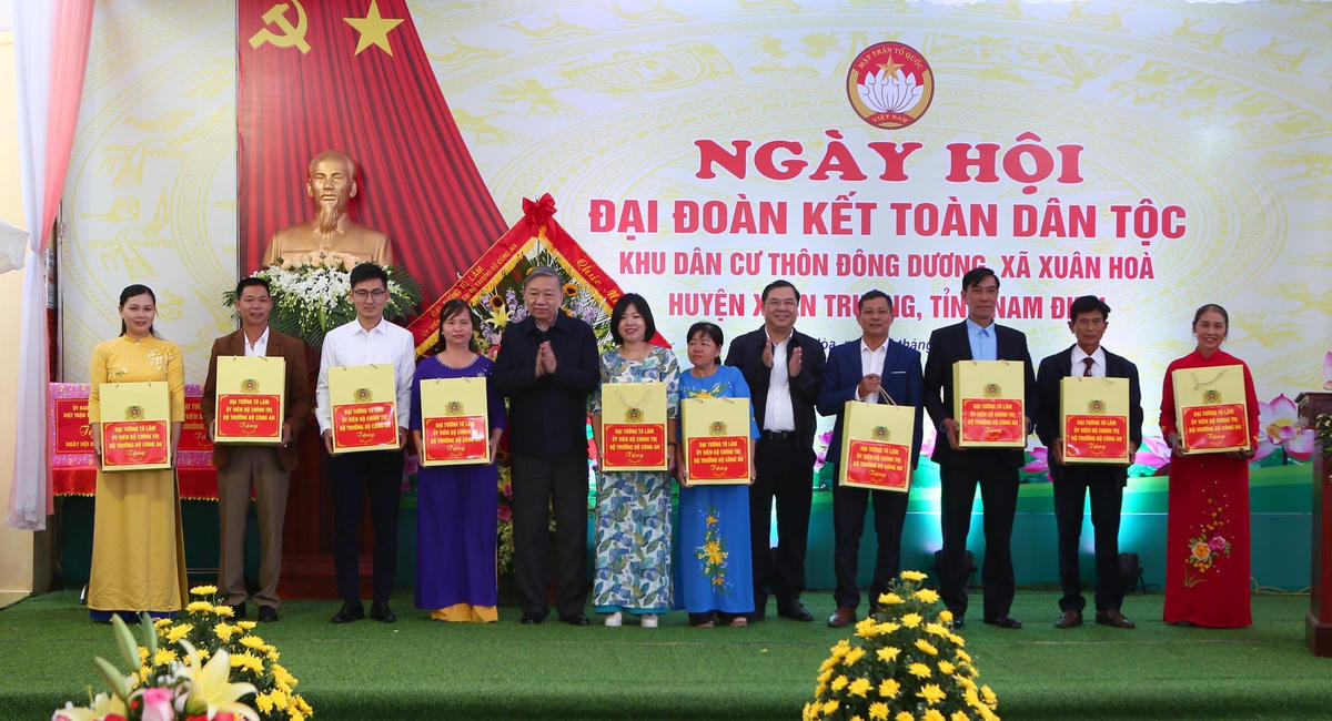 Bộ trưởng Bộ Công an Tô Lâm cùng Bí thư Tỉnh ủy Nam Định Phạm Gia Túc tặng quà nhân dân thôn Đông Dương.