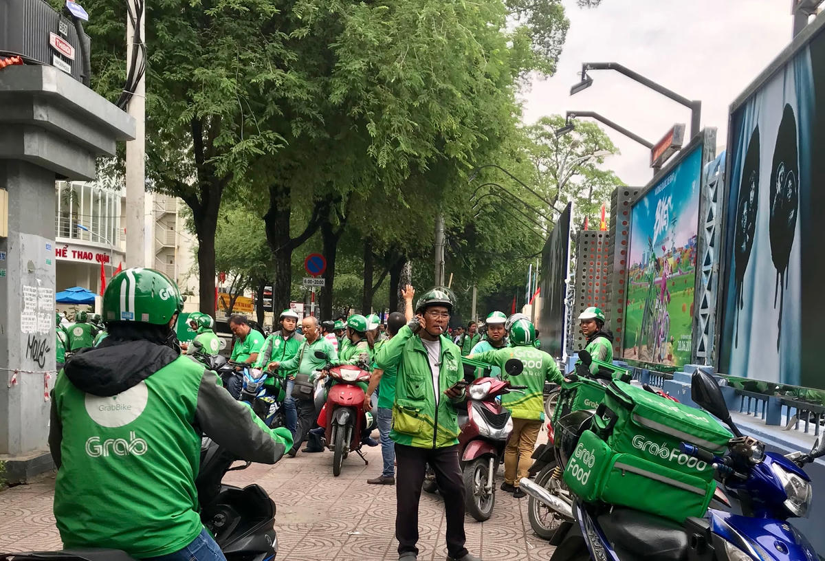 Sau phụ phí trời mưa, Grab sẽ tiếp tục "tận thu" của hành khách phụ phí trời nắng.