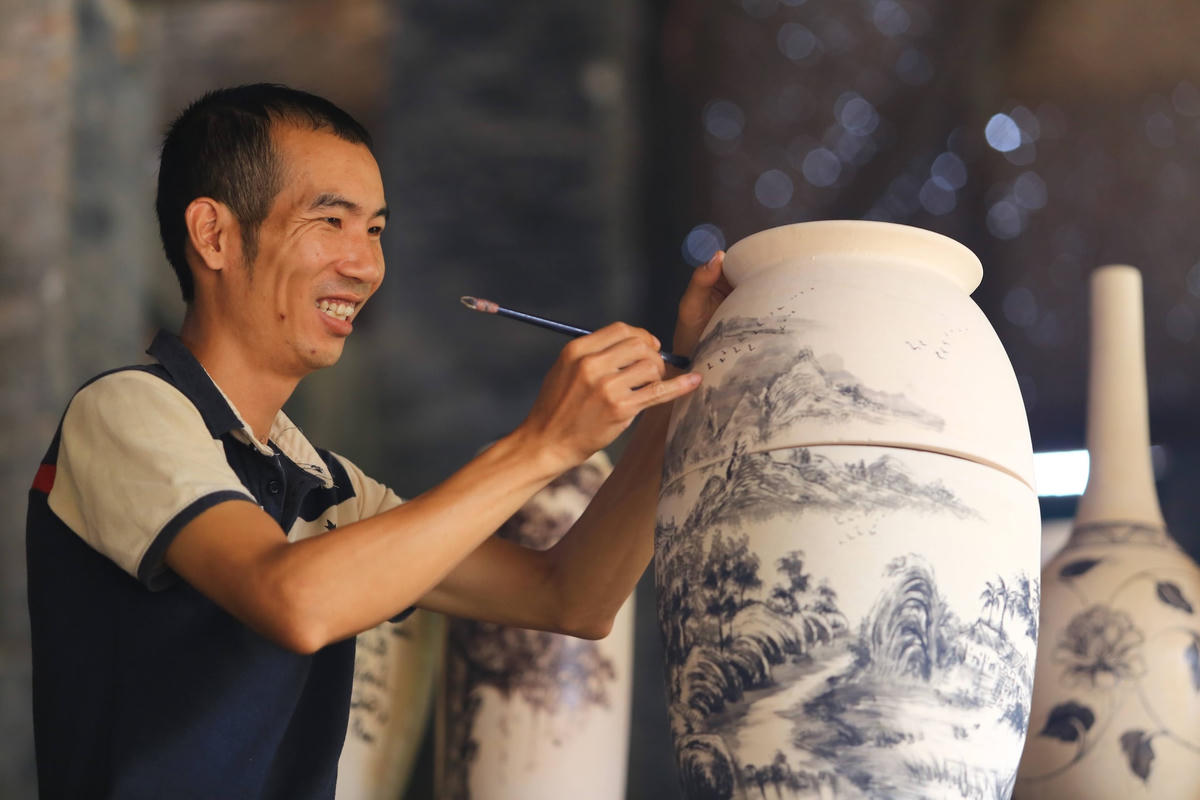 Nghệ nhân làng gốm Bát Tràng.