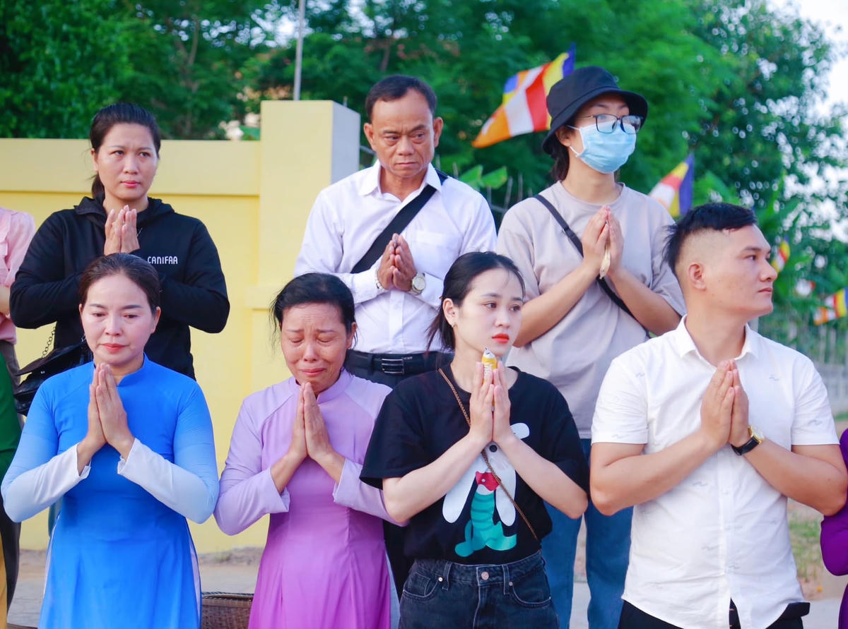 Niềm xúc động của những người con Phật khi được đặt bát cúng dường.