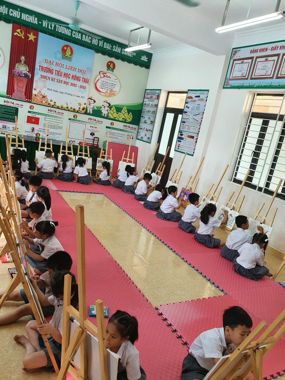 Chủ đề Vui Tết Trung Thu đang được các em học sinh Trường Tiểu học Hồng Thái đưa vào những tác phẩm hội họa vô cùng đặc sắc, tràn đầy sáng tạo, khát vọng