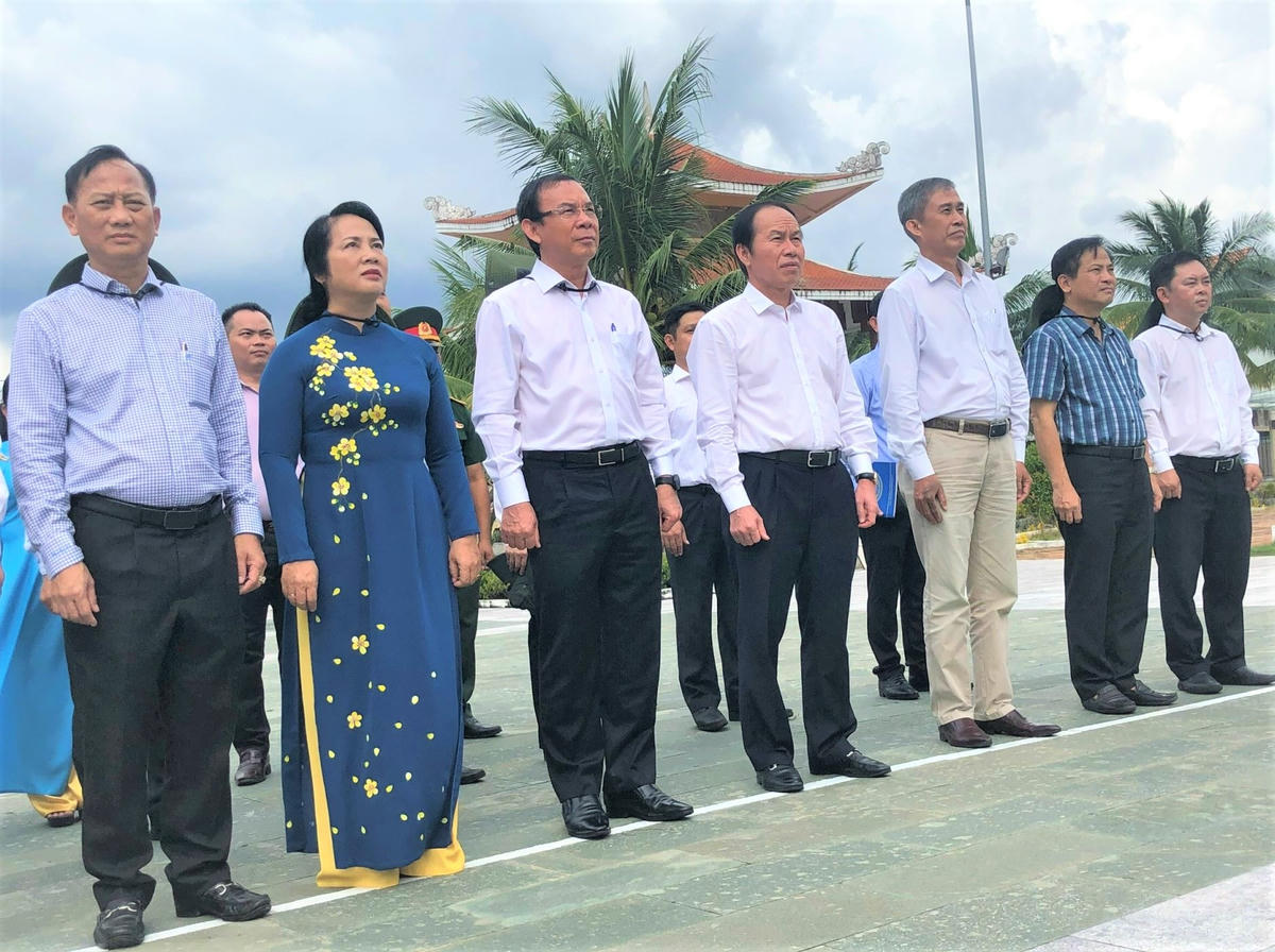 Phó chủ tịch - Tổng Thư ký Lê Tiến Châu (đứng giữa), Bí thư Thành ủy TPHCM Nguyễn Văn Nên cùng các đại biểu về tham dự ngày hội đã dành một phút mặc niệm để tưởng nhớ các anh hùng liệt sĩ tại Khu di tích Láng Le - Bàu Cò chiều 13/11.