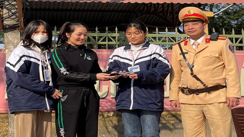 Đại diện gia đình chị Giáp Thị Yến nhận lại tài sản bị đánh rơi.