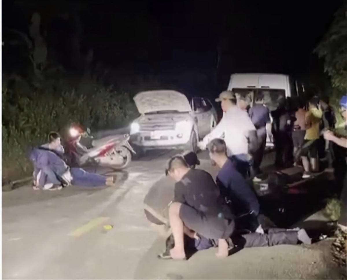 Qúa trình truy bắt, các đối tượng đã dùng súng K59 bắn trả lực lượng công an.