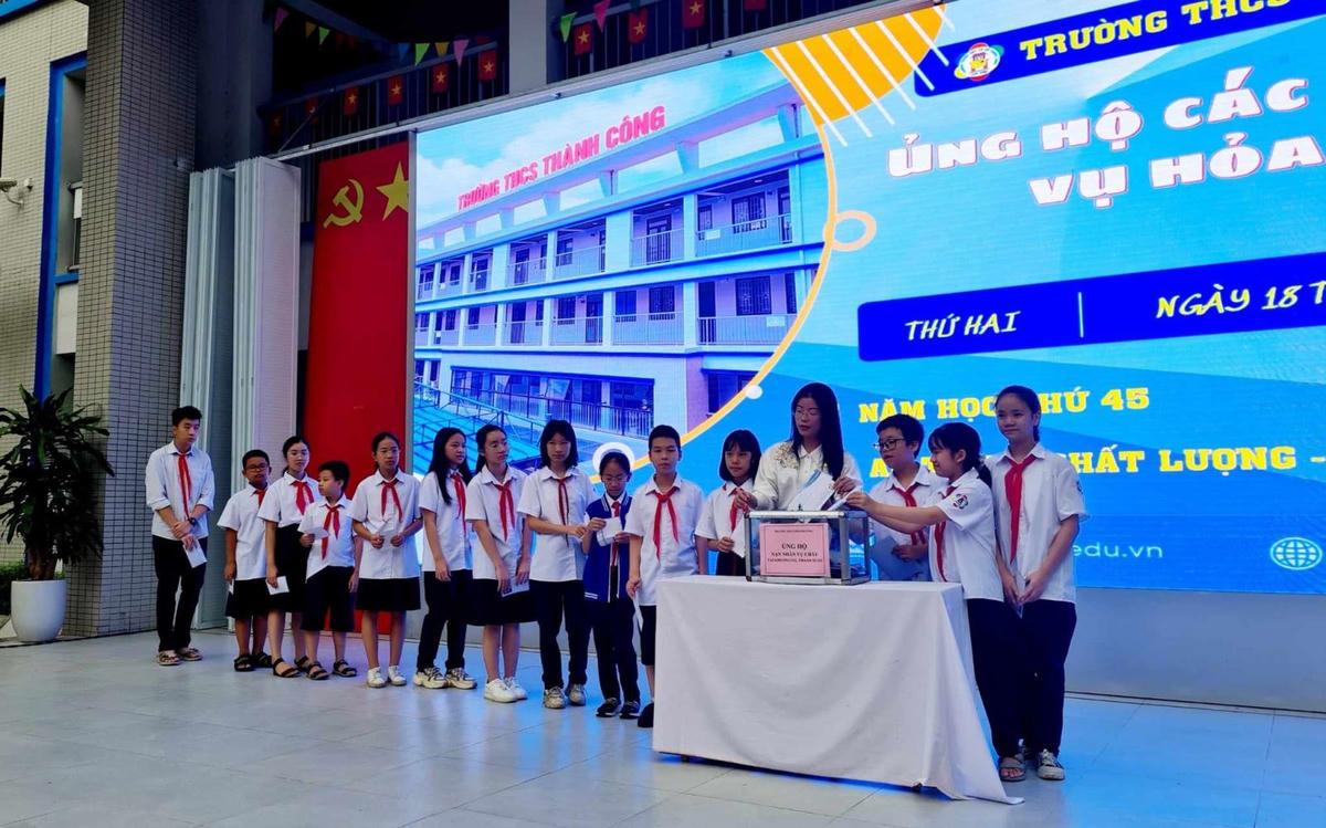 Học sinh trường THCS Thành Công quyên góp ủng hộ các nạn nhân vụ cháy. 