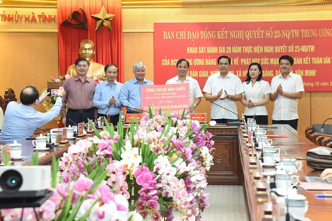 Chủ tịch UBTƯ MTTQ Việt Nam Đỗ Văn Chiến trao tặng cho Hà Tĩnh 20 căn nhà Đại đoàn kết và 200 suất quà cho hộ nghèo, tổng trị giá 1,240 tỷ đồng.