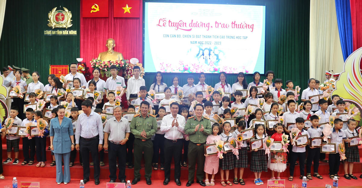 Lãnh đạo trao thưởng cho các cháu đạt thành tích cao trong năm học 2022 - 2023.