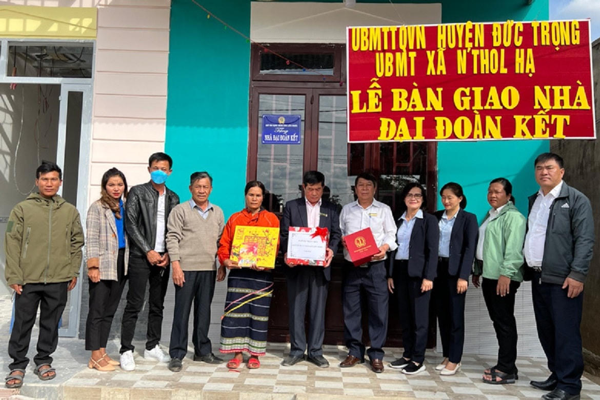Đại diện Ủy ban MTTQ huyện Đức Trọng (tỉnh Lâm Đồng) bàn giao nhà Đại đoàn kết cho hộ nghèo.  