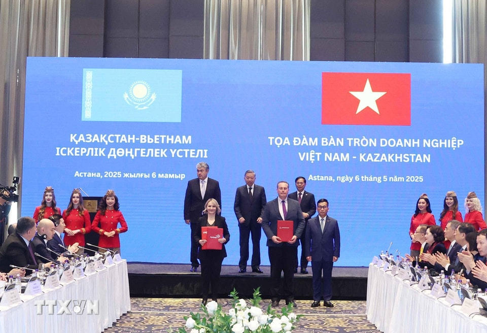 Tổng Bí thư Tô Lâm chứng kiến trao hợp đồng dịch vụ giữa Vietjet Kazakhstan và Boeing. (Ảnh: Thống Nhất/TTXVN)