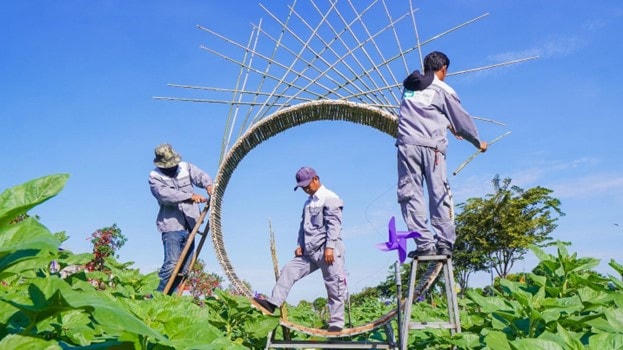 Đội ngũ nhân công đang khẩn trương thi công các tiểu cảnh tại vườn hoa - Ảnh: Vinh Rose.