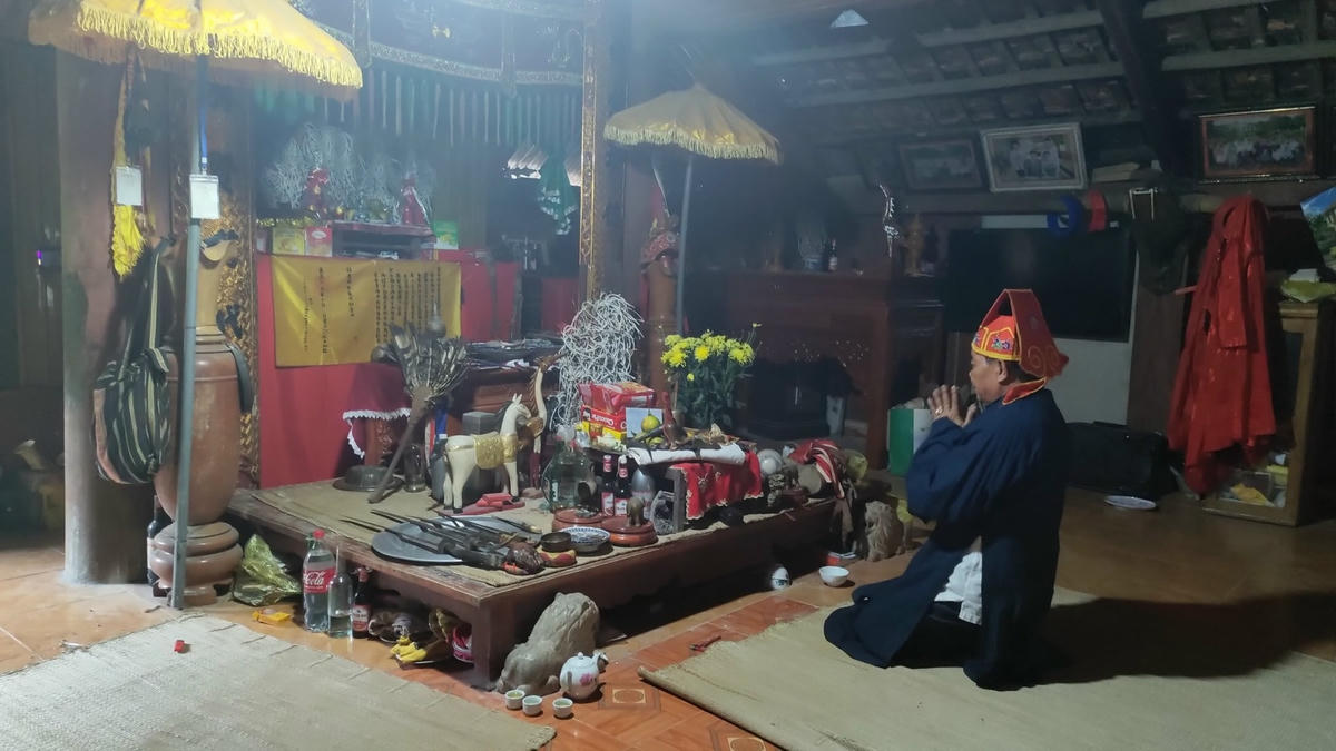 Thầy Mo thực hành nghi lễ tâm linh.