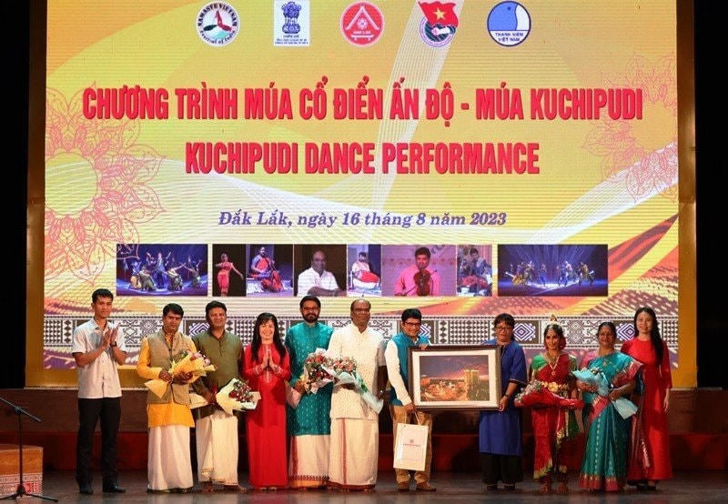 Ban tổ chức tặng hoa, quà cho Nhóm múa Kuchipudi.