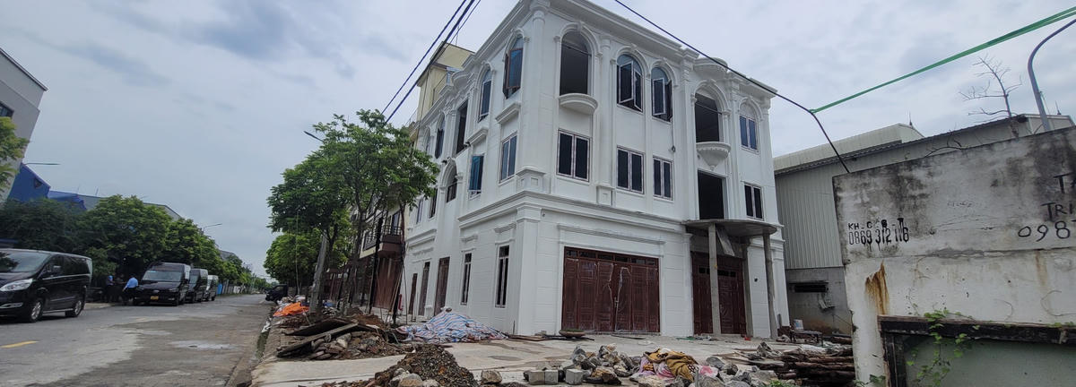 Một kiến trúc giống với nhà cao tầng đang trong quá trình hoàn thiện.